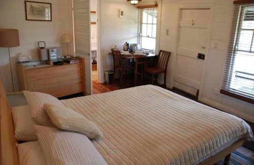 Metcalfe House | Charming Mancuso Country Cottage Retreat: Pet & Family Friendly