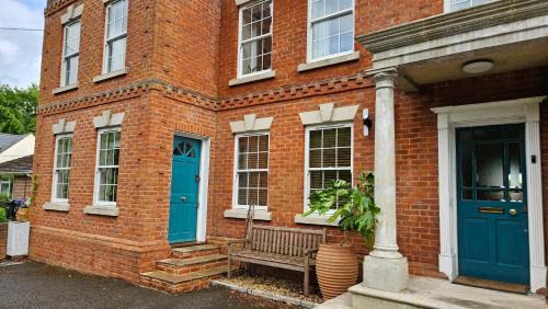Amesbury House | Family-Friendly Mandalay Holiday Home with High Guest Ratings