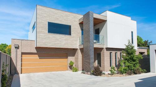 Echuca House | Relax at Mandel on High - Family-Friendly Retreat in Echuca
