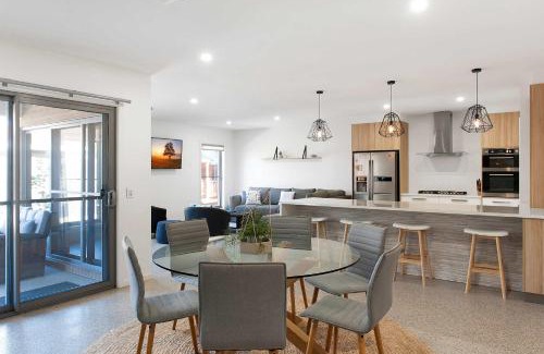 Echuca House | Relax at Mandel on High - Family-Friendly Retreat in Echuca