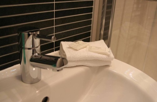 Helston Bed & Breakfast | Top-Rated Mandeley Guest House with Breakfast & Kitchen