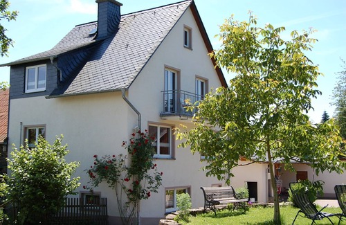 Manderscheid House | Cozy Holiday Home in Manderscheid with Garden and Kitchen