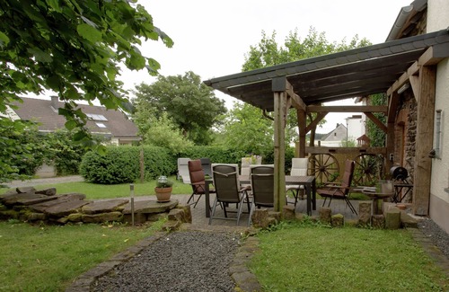 Manderscheid House | Cozy Holiday Home in Manderscheid with Garden and Kitchen
