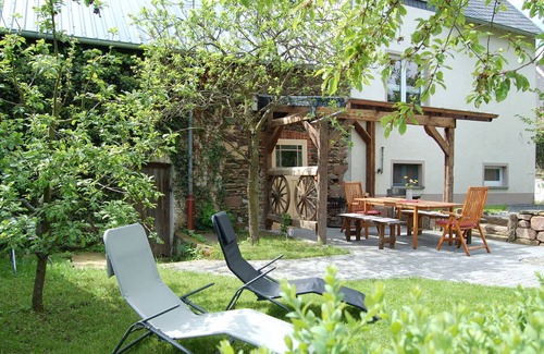 Manderscheid House | Cozy Holiday Home in Manderscheid with Garden and Kitchen
