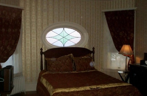 Towanda Bed & Breakfast | Welcoming Mandeville at Victorian Charm Inn for Families