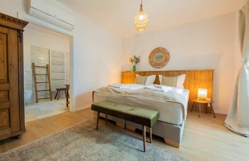 Koveskal House | Discover Mandilla: Oceanfront Escape with Pool & Dining