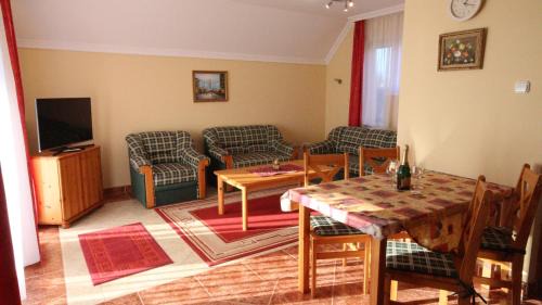 Harkany Apartment | Relax at Mandula Wellness Apartmanház: Hot Tub & Family-Friendly