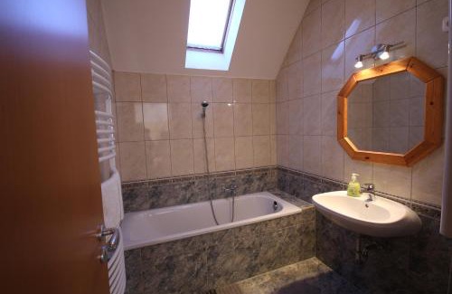 Harkany Apartment | Relax at Mandula Wellness Apartmanház: Hot Tub & Family-Friendly