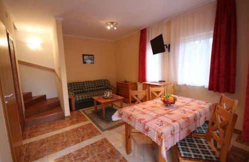 Harkany Apartment | Relax at Mandula Wellness Apartmanház: Hot Tub & Family-Friendly