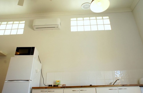 Greenfields House | Cozy Holiday Granny Flat in Mandurah with Kitchen Amenities