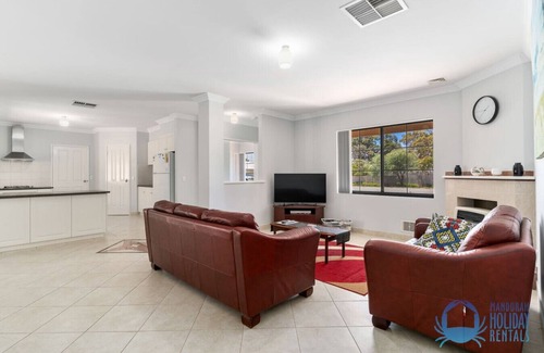Wannanup House | Relaxing Mandurah Estuary Breeze - Oceanfront Holiday Home