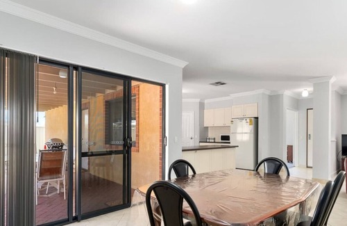 Wannanup House | Relaxing Mandurah Estuary Breeze - Oceanfront Holiday Home