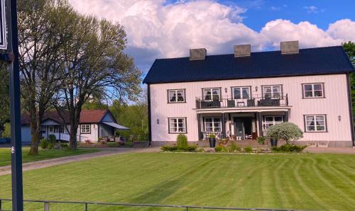 Mjoback Bed & Breakfast | Inviting Mandy's Inn with Ocean Views and Hot Tub Access