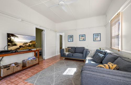 South West Rocks House | Pet-Friendly Mandys Cottage with Oceanfront Views