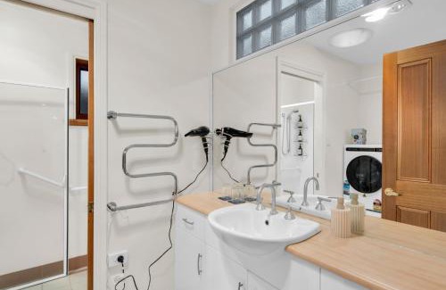 Launceston CBD Apartment | Discover Family-Friendly Comfort at Manee's On Elphin