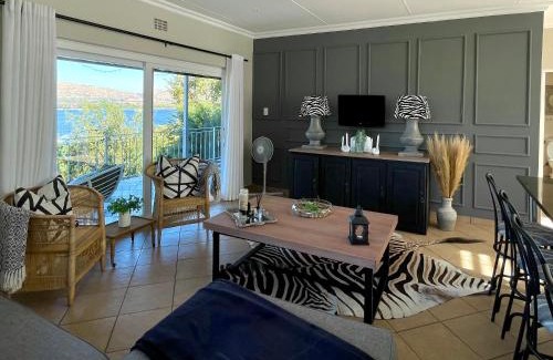 Kosmos Villa | Cozy Mangata Guest Cottage: Family-Friendly with Breakfast