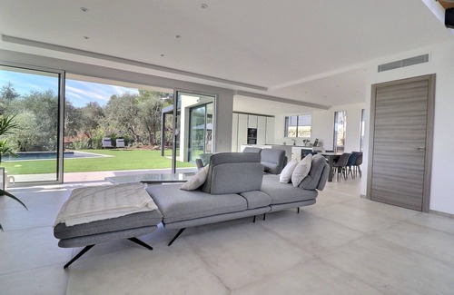 Valbonne Villa | Discover MANGENIE Villa: Heated Pool & Ocean Views Await