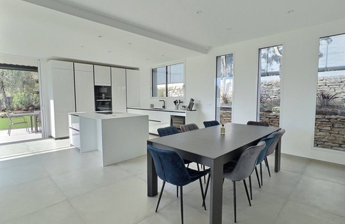Valbonne Villa | Discover MANGENIE Villa: Heated Pool & Ocean Views Await