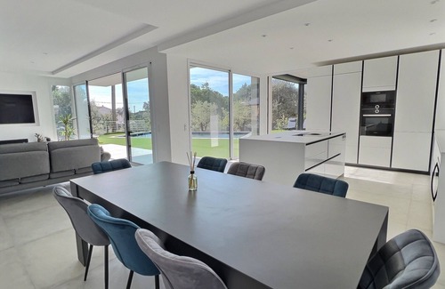 Valbonne Villa | Discover MANGENIE Villa: Heated Pool & Ocean Views Await