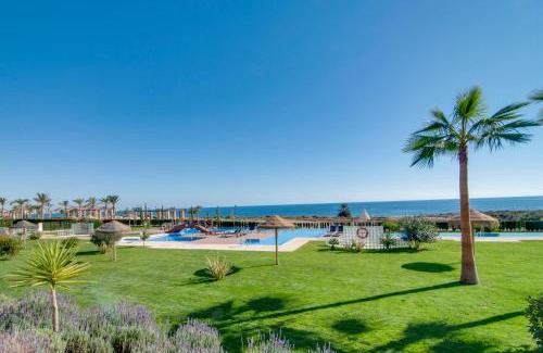 Mar de Pulpi Apartment | Discover Mango: Oceanfront Retreat with Pool & Hot Tub
