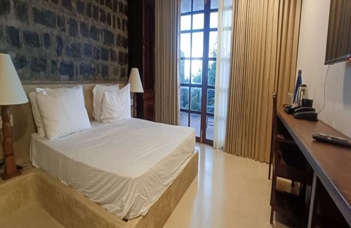 Yercaud Hotel | Inviting Stay at Mango Hill Yercaud with Pool & Spa
