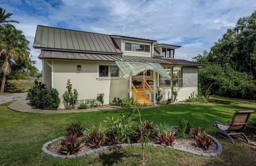Makapala House | Relax at Mango House: Ocean View & Spa Retreat Awaits!