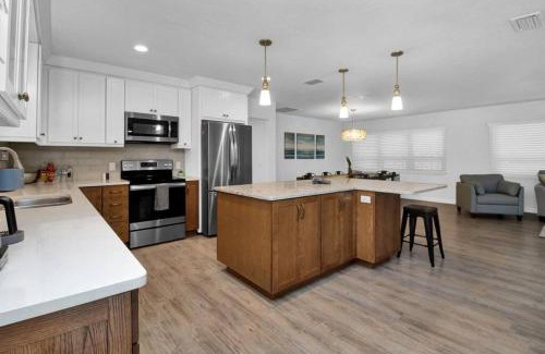Bradenton House | Family-Friendly Mango Manor: Perfect for 10 with Pool