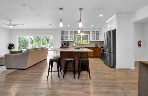 Bradenton House | Family-Friendly Mango Manor: Perfect for 10 with Pool