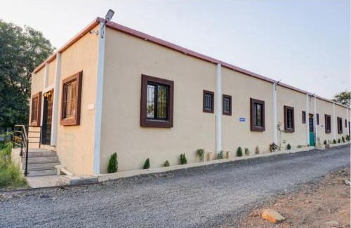 Pune Cabin | Budget-Friendly Mango Tree Lodging with Family Dining Options