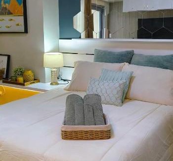 Socorro Hotel | Elegant Manhattan Plaza Tower 1 with Balcony Near Araneta
