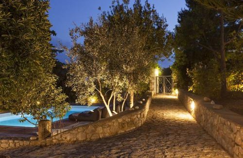 Oitylo Villa | Pet-Friendly Mani Tower with Pool and Kitchen Amenities