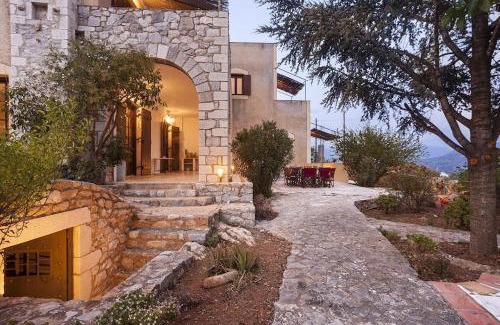 Oitylo Villa | Pet-Friendly Mani Tower with Pool and Kitchen Amenities