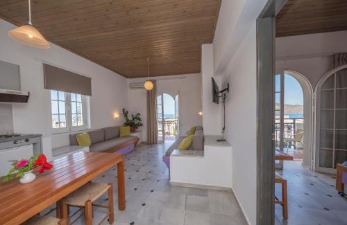 Agia Marina Apartment | Cozy Manias Hotel Apartments with Oceanfront Pool Access