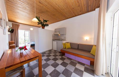 Agia Marina Apartment | Cozy Manias Hotel Apartments with Oceanfront Pool Access