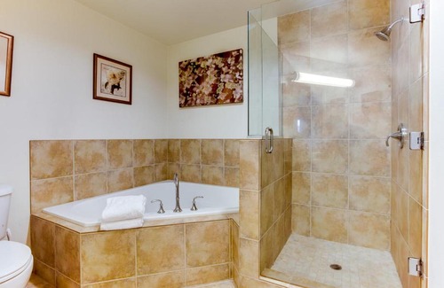 Bridgeton Apartment | Elegant 2BD/2BA Apartment with Balcony & Fireplace