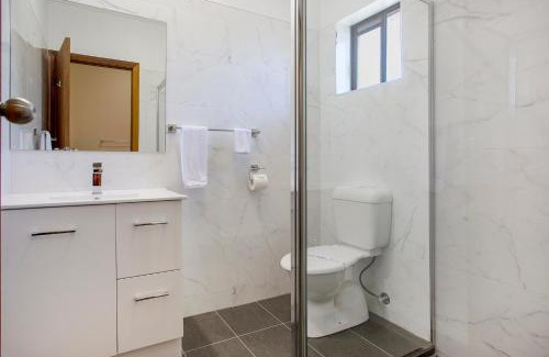 Camperdown Hotel | Comfortable Stay at Manifold Motor Inn – 4-Star Experience