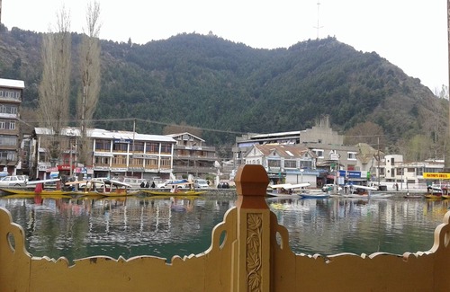 Dal Lake Boat Rental | Unforgettable Manila Groups of Houseboats with Top Amenities