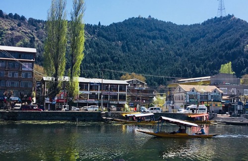 Dal Lake Boat Rental | Unforgettable Manila Groups of Houseboats with Top Amenities