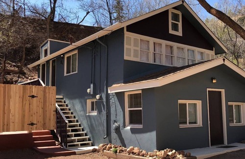 Manitou Springs House | Pet-Friendly Getaway in Manitou Springs Downtown