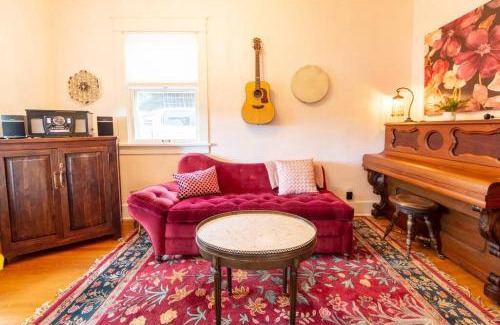 Manitou Springs House | Discover Manitou Springs White Yarrow Inn: 4-Star Getaway