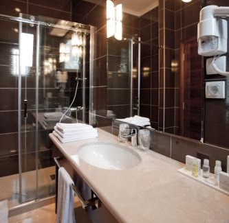 Slavija Hotel | Family-Friendly Stay at Manjež Centar with Breakfast Included