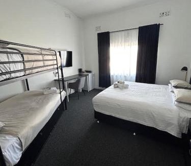Manjimup Hotel | Welcoming Stay at Manjimup Hotel with Pool and Restaurant