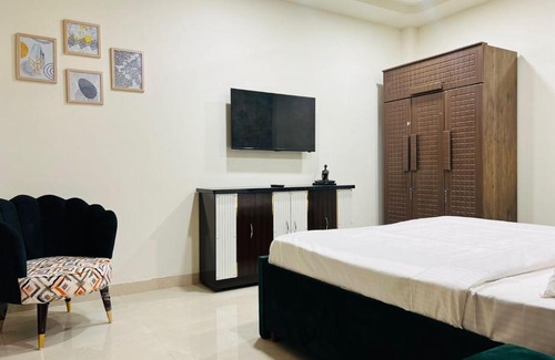 Vrindavan Villa | Discover Manju Sadan: Family-Friendly Retreat with Spa