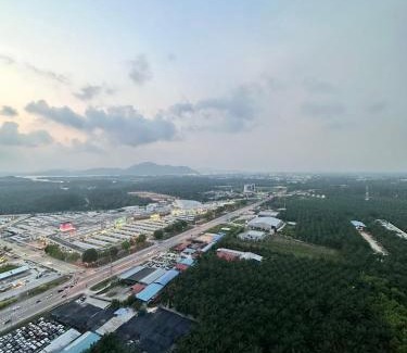 Sitiawan Apartment | Manjung Vermogen Stay: Family-Friendly with Pool & KTV