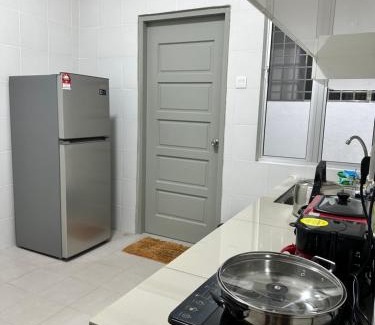 Sitiawan Apartment | Manjung Vermogen Stay: Family-Friendly with Pool & KTV