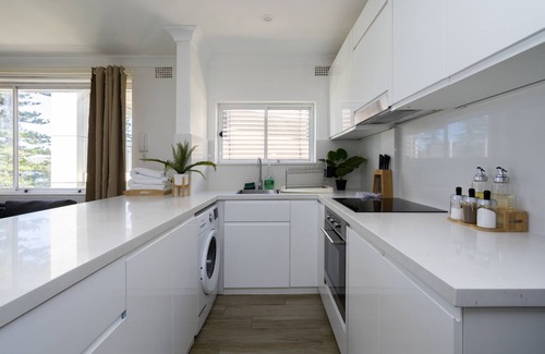 Manly Apartment | Beachfront Manly Apartment with Ocean Views and Breakfast