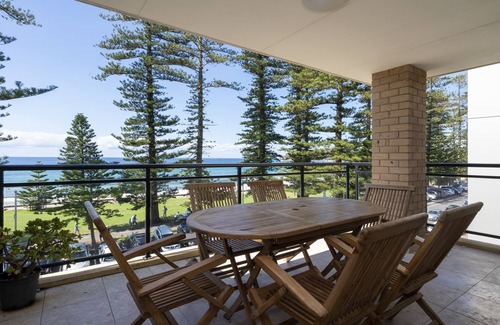 Manly Apartment | Beachfront Manly Apartment with Ocean Views and Breakfast