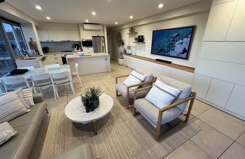 Queenscliff Apartment | Beachfront Retreat at Manly Queenscliff with Ocean Views