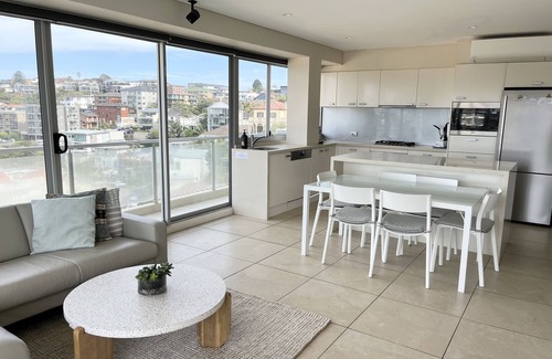 Queenscliff Apartment | Beachfront Retreat at Manly Queenscliff with Ocean Views