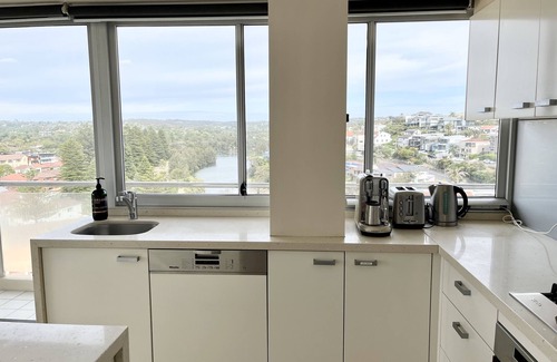 Queenscliff Apartment | Beachfront Retreat at Manly Queenscliff with Ocean Views